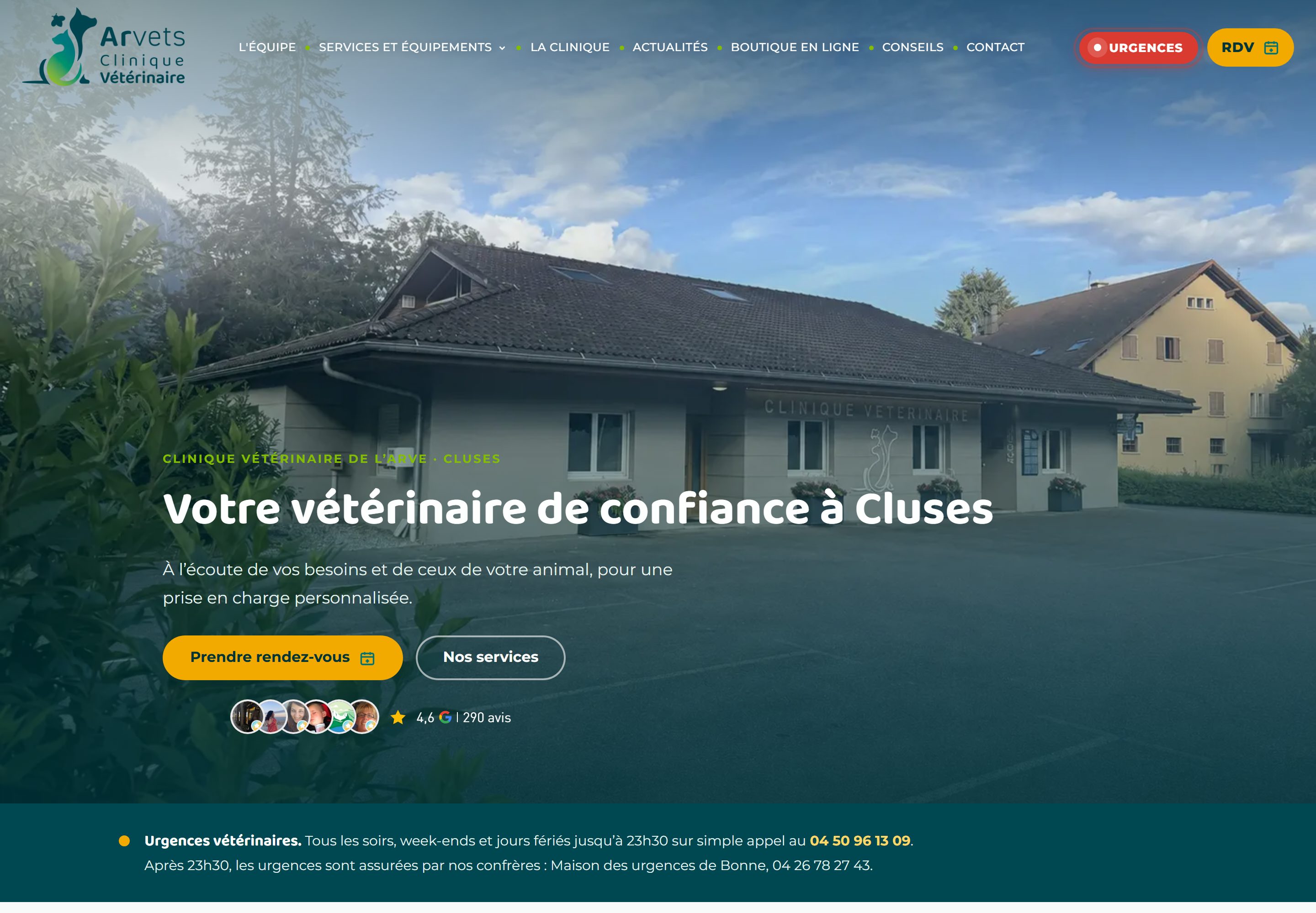 Page d'accueil d'arvets.fr sur grand écran : photo du bâtiment de la clinique, titre « Votre vétérinaire de confiance à Cluses », boutons or, note Google sous les boutons